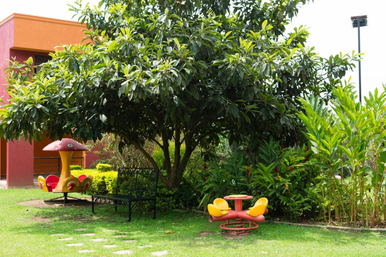 Fort Fun City Hotel Fort Portal エクステリア 写真