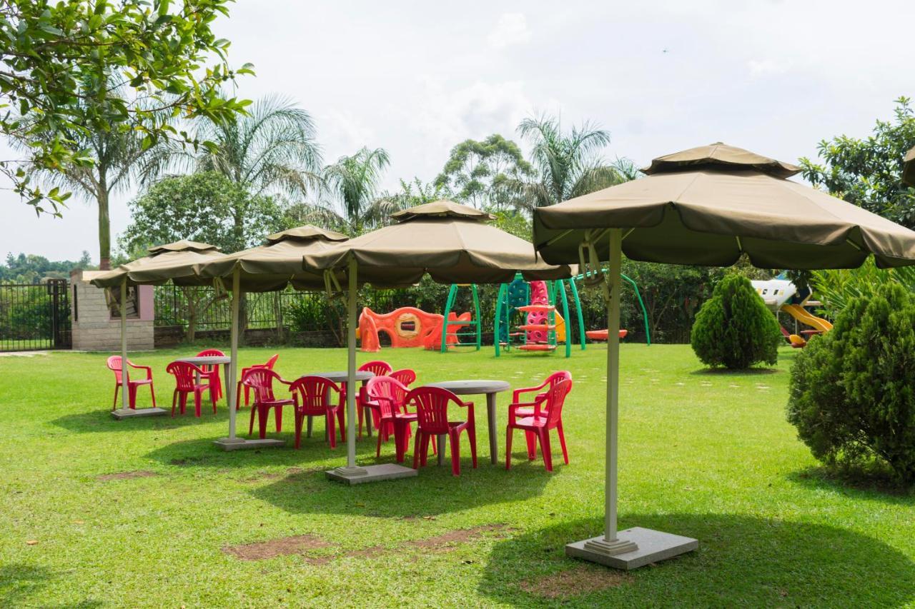Fort Fun City Hotel Fort Portal エクステリア 写真