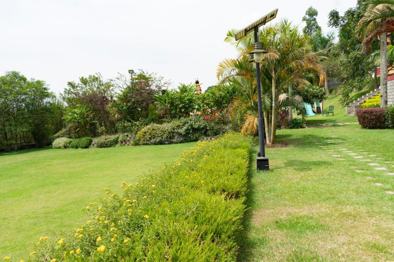 Fort Fun City Hotel Fort Portal エクステリア 写真