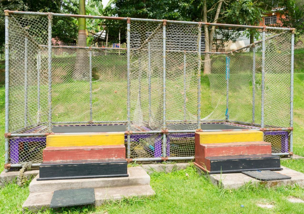 Fort Fun City Hotel Fort Portal エクステリア 写真